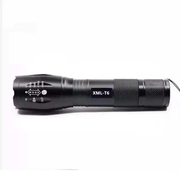 Zwarte waterdichte zaklamp met zoomfunctie en "XML-T6" op de zijkant.