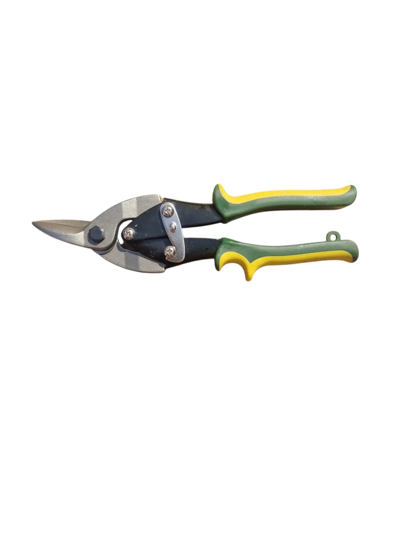 Een blikschaar met grijze metalen bladen en groen-gele handvatten.