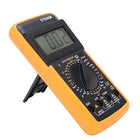 Een oranje en zwart digitale multimeter (DT9205A) met een LCD-display toont "0.02".