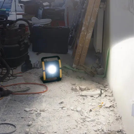 LED's Work 18V Acculamp Werklamp - Incl Adapters - LED Werklamp 5000lm – Klasse 3 • IP54 • IK08 • Dimbaar • Compatibel met Makita, Bosch, DeWalt & Metabo LED.nl