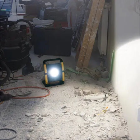 LED's Work 18V Acculamp Werklamp - Incl Adapters - LED Werklamp 5000lm – Klasse 3 • IP54 • IK08 • Dimbaar • Compatibel met Makita, Bosch, DeWalt & Metabo LED.nl