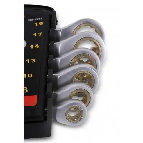Een set van zes zilverkleurige ringratelsleutels in een zwarte houder.