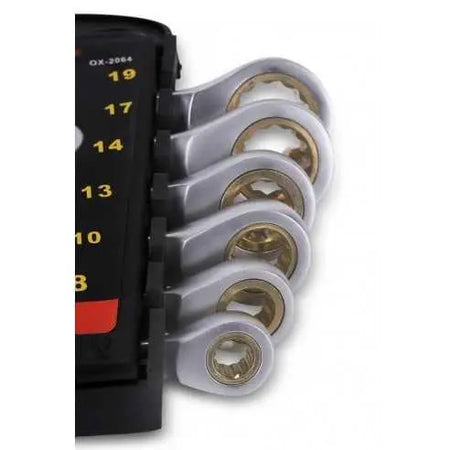 Een set van zes zilverkleurige ringratelsleutels in een zwarte houder.