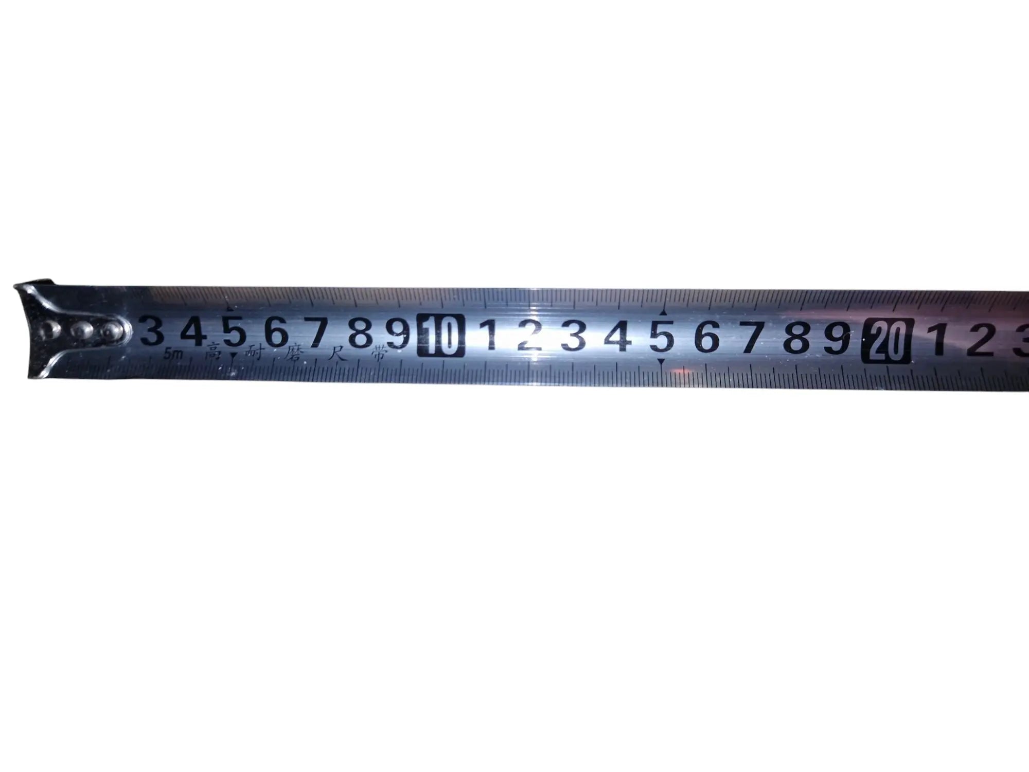 Een rolmaat van 5 meter met een meetlint dat tot 23 cm is uitgeschoven.