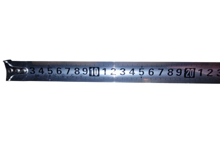 Een rolmaat van 5 meter met een meetlint dat tot 23 cm is uitgeschoven.