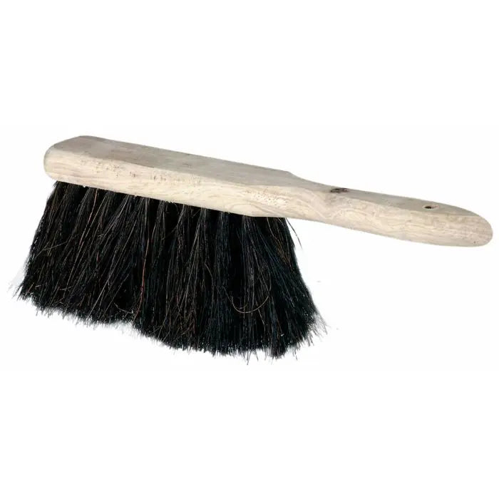 Een handveger met een houten handvat en zwarte arenga haren.