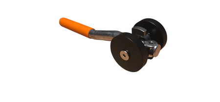 Vosco metselpointer met oranje handvat en twee zwarte wielen.