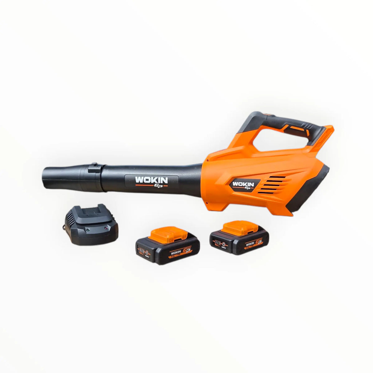 Een oranje en zwarte WOKIN accu-bladblazer met twee accu's en een oplader.