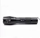 Zwarte waterdichte zaklamp met zoomfunctie en "XML-T6" op de zijkant.