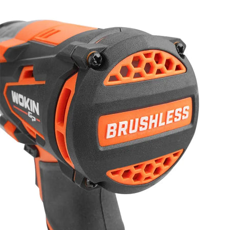 Een close-up van een oranje en zwarte Wokin slagsleutel met "BRUSHLESS" erop.
