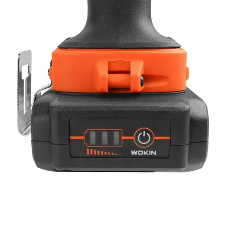De onderkant van een zwarte Wokin accu met oranje accenten en een batterij-indicator.