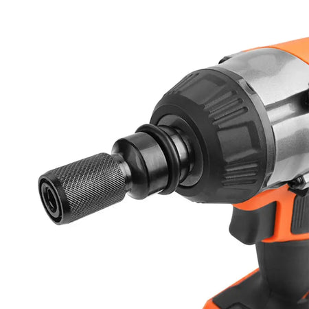 Een close-up van de voorkant van een oranje en zwarte slagmoersleutel.