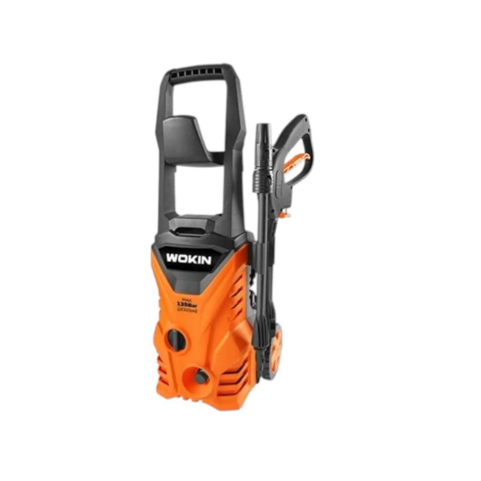 Een oranje en zwarte Wokin hogedrukreiniger met een spuitpistool aan de zijkant.