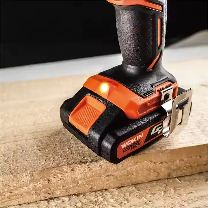Een Wokin klopboor-/schroefmachine met een brandend lampje op een houten plank.