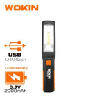 Zwarte WOKIN oplaadbare werklamp met oranje accenten en USB-oplader.