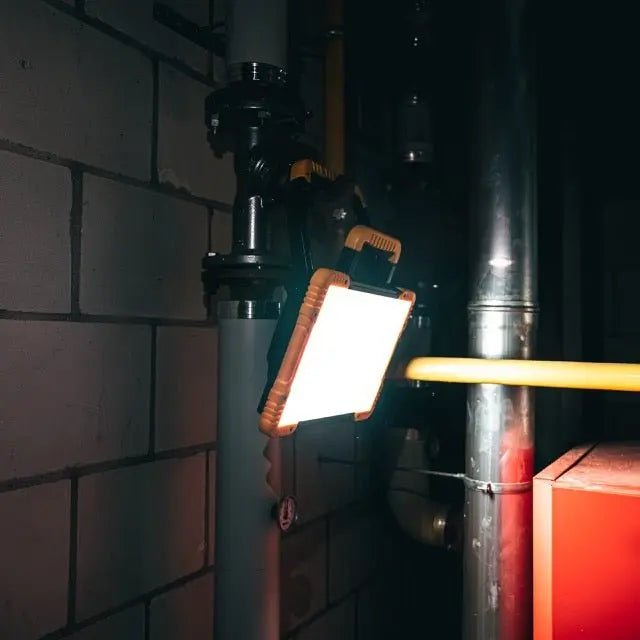 LED's Work Draadloze LED Bouwlamp 5200 - Werkt op accu's van Makita, Bosch, Dewalt, Milwaukee, Metabo – IP54 - Top - Tools.nl